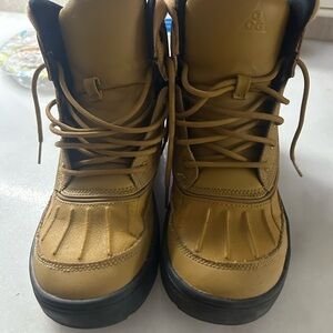 Kids Nike boots size 6Y